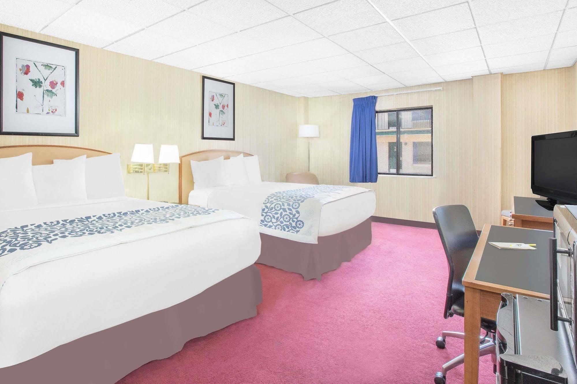 Days Inn By Wyndham Emporia Exteriér fotografie
