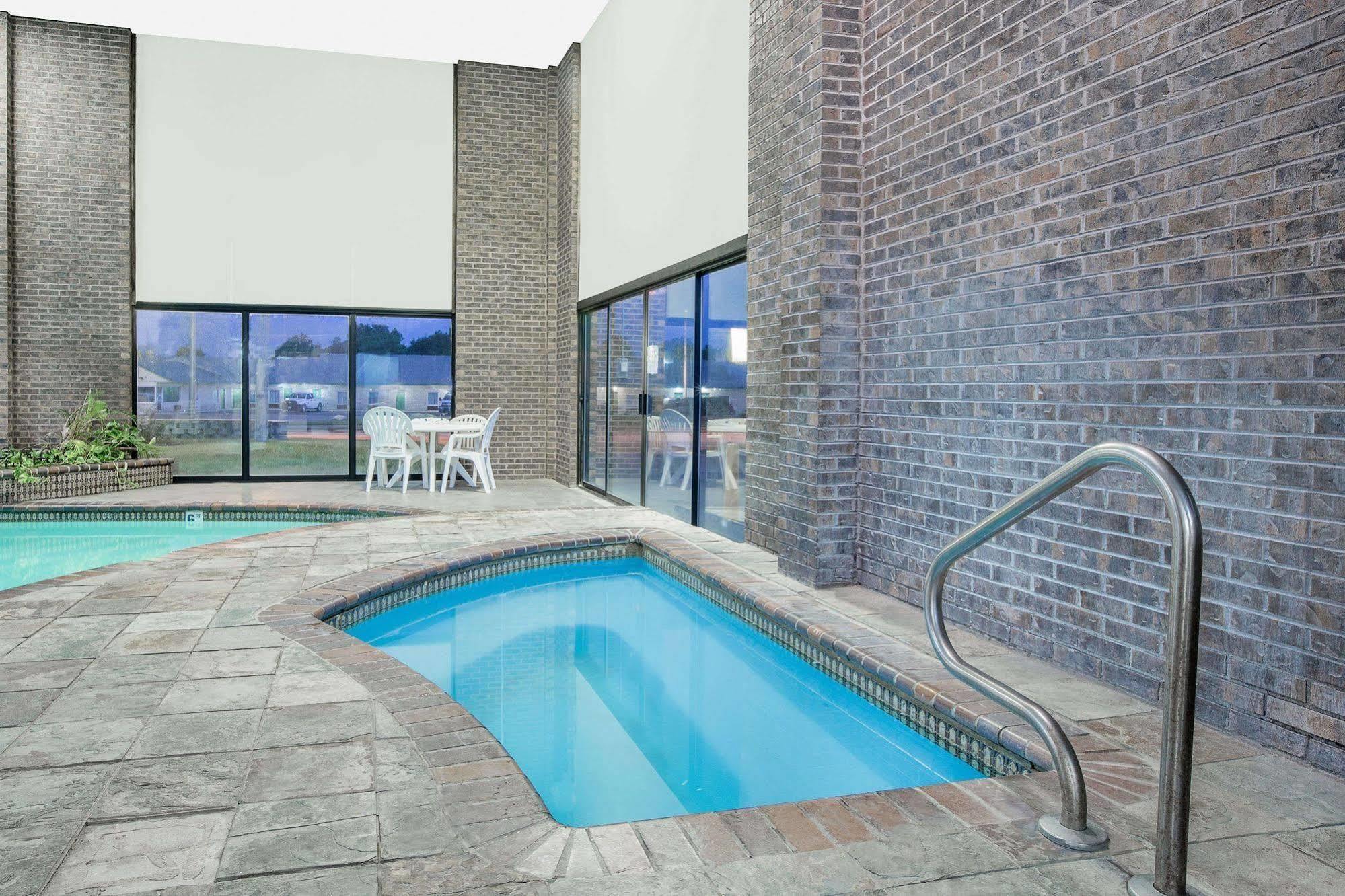 Days Inn By Wyndham Emporia Exteriér fotografie