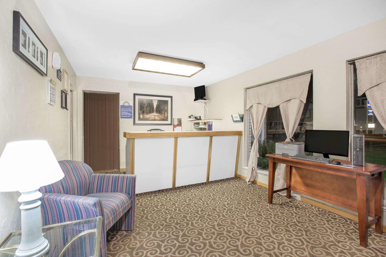 Days Inn By Wyndham Emporia Exteriér fotografie